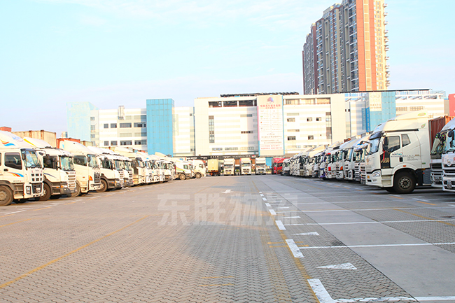 深圳東勝物流的港珠澳大橋運(yùn)輸車隊(duì)；澳門物流-進(jìn)口報(bào)關(guān)公司-香港進(jìn)口清關(guān)公司-深圳市東勝物流有限公司