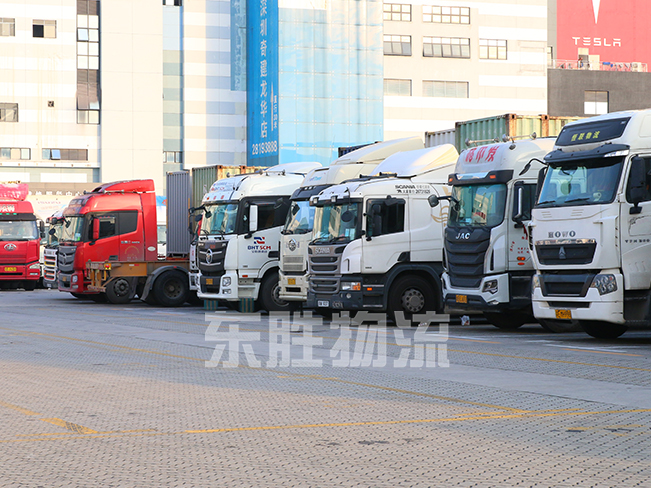 內(nèi)地到香港進(jìn)出口物流運(yùn)輸；內(nèi)地到香港貨運(yùn)公司，深圳東勝物流中港拖車圖